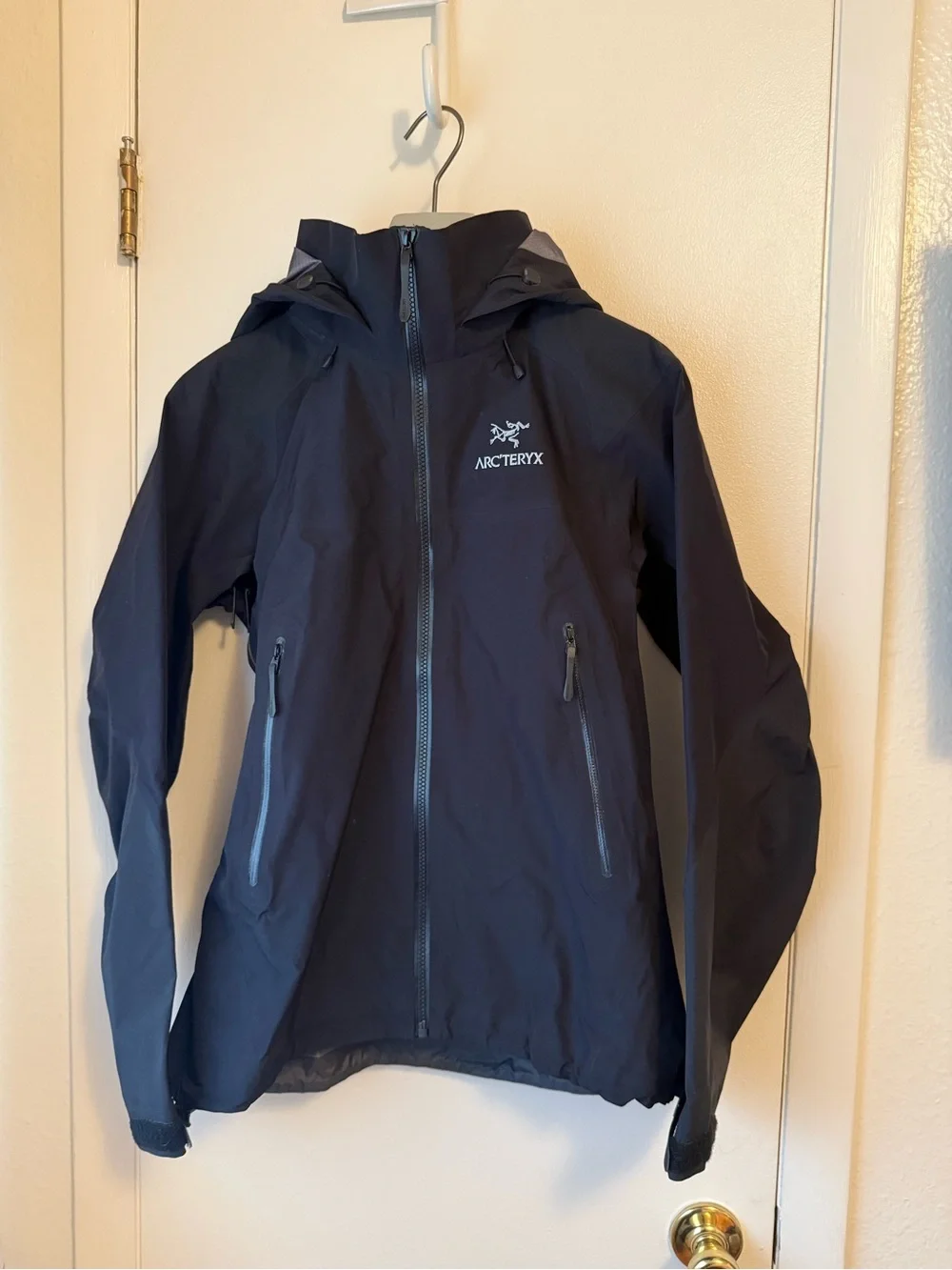 Arc'teryx Women’s Beta AR GORETEX PRO Size Small with Drop Hood Waterproof - Picture 7 of 7